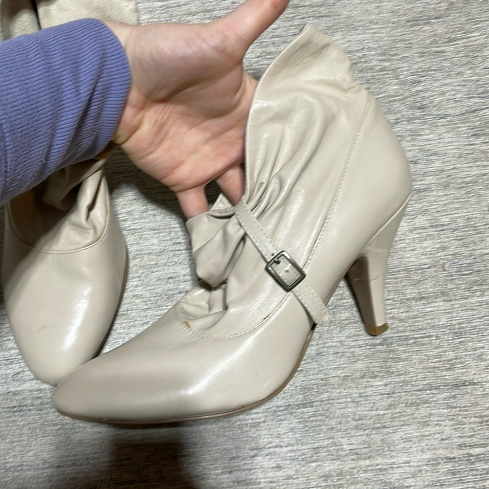 Nine West Vintage 1990s booties. Cream size 8, barely worn and well preserved
